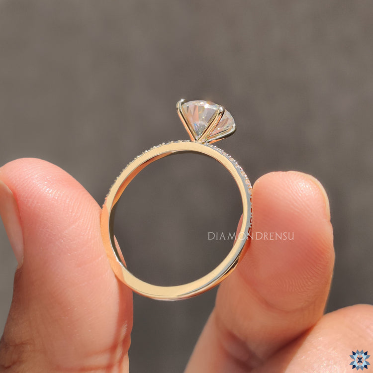 Claw prong with round brilliant cut ring