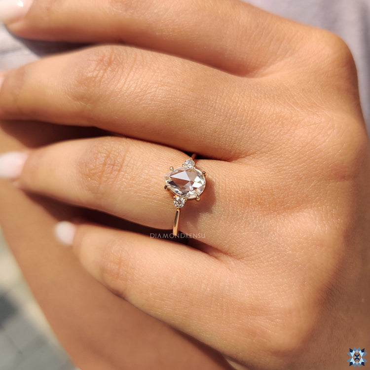 Pear shape ring in round cut ring setting