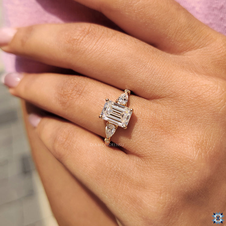 Diamondrensu UK ring with 4 round prong setting and emerald moissanite.