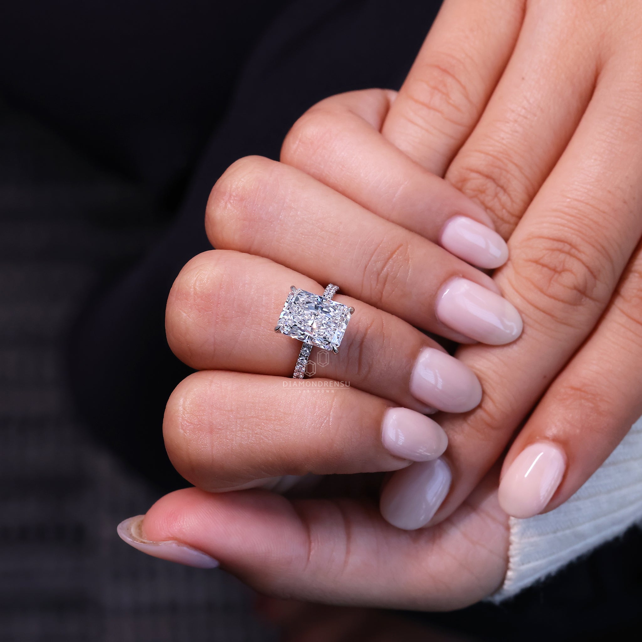 Claw prong used to secure each side diamond.