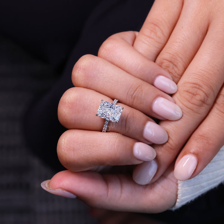 Claw prong used to secure each side diamond.