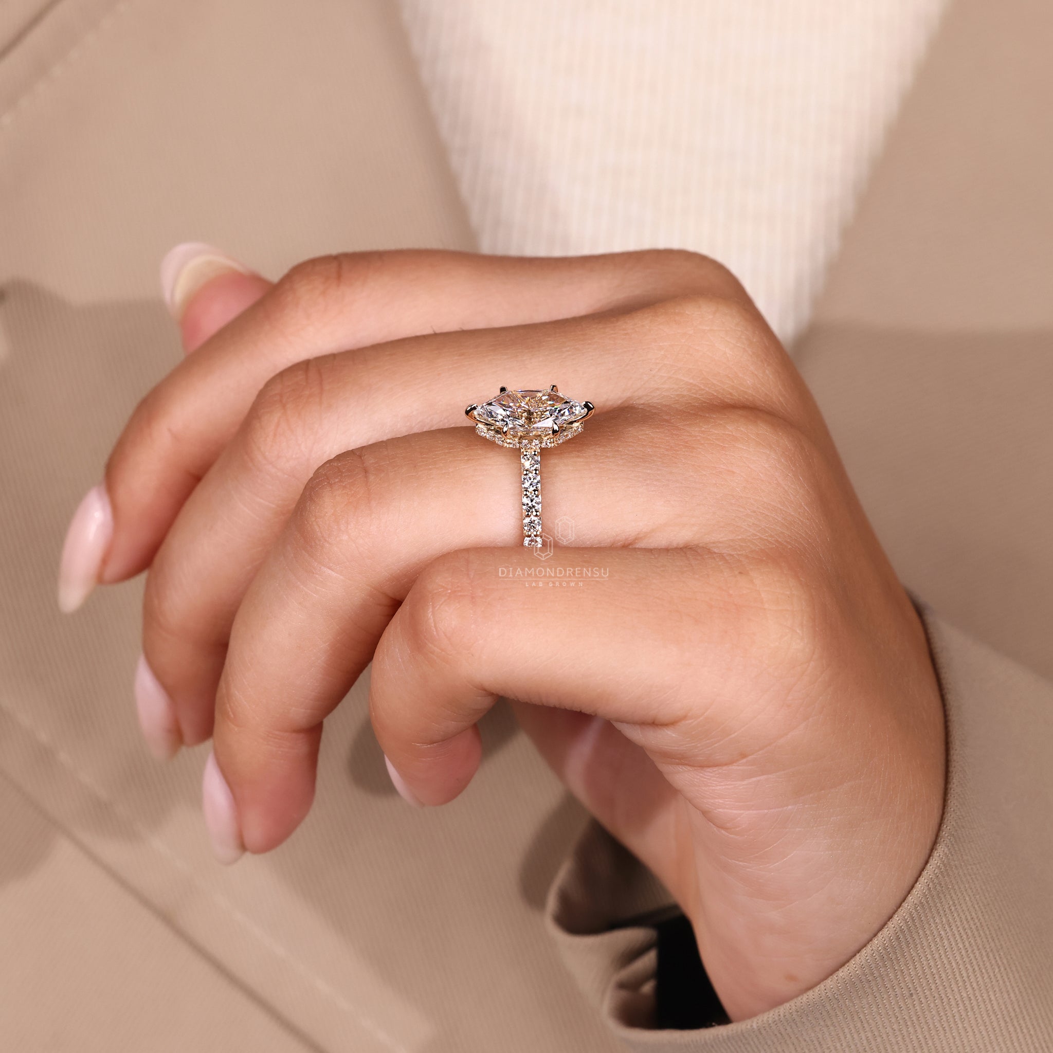 Prong setting engagement ring in yellow gold