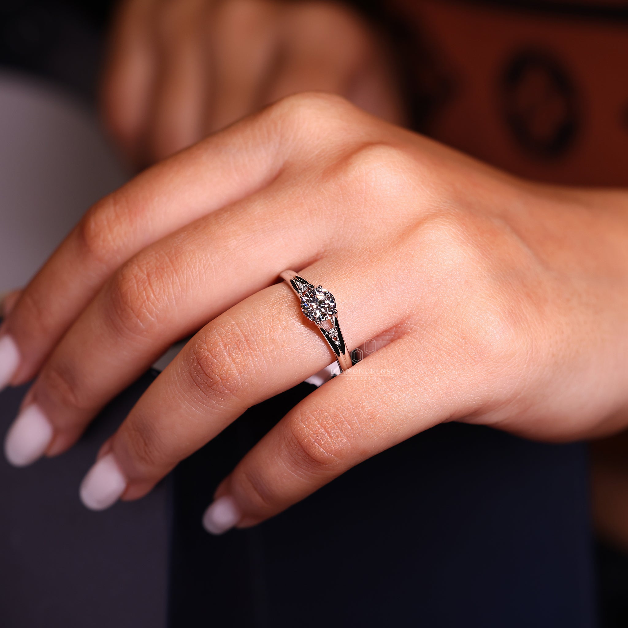 Round Diamond used in 4 round prong setting style.