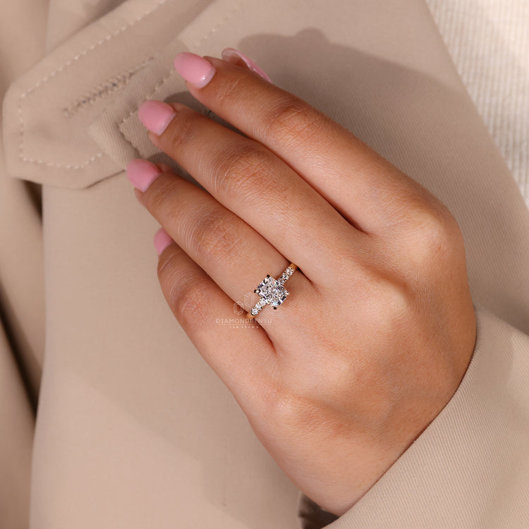 Muse ring one made in yellow gold with cushion diamond.