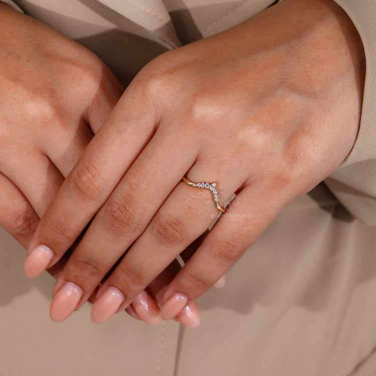 Buy wedding band with 7 stones in a graceful curved style.