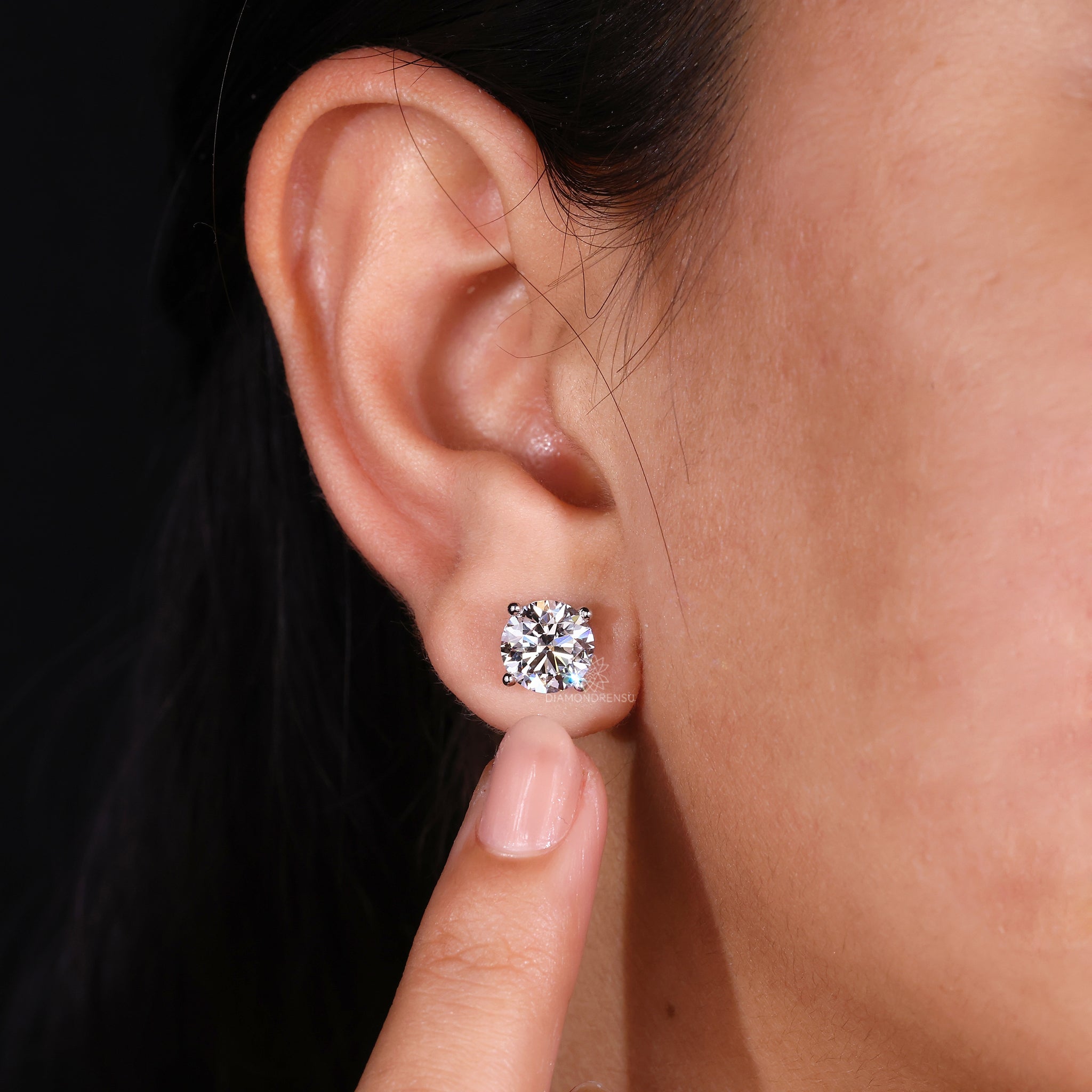 Timeless white gold stud earrings.