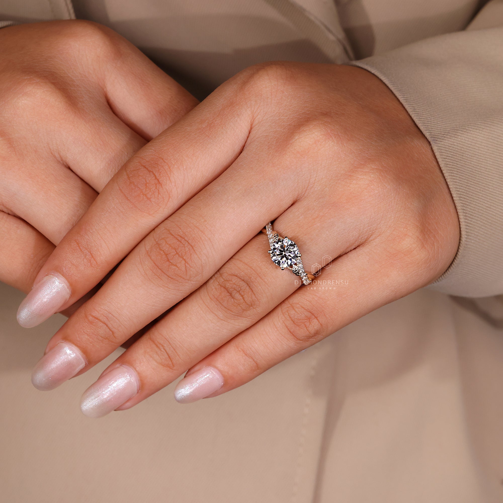 Handmade twisted band ring in yellow gold.