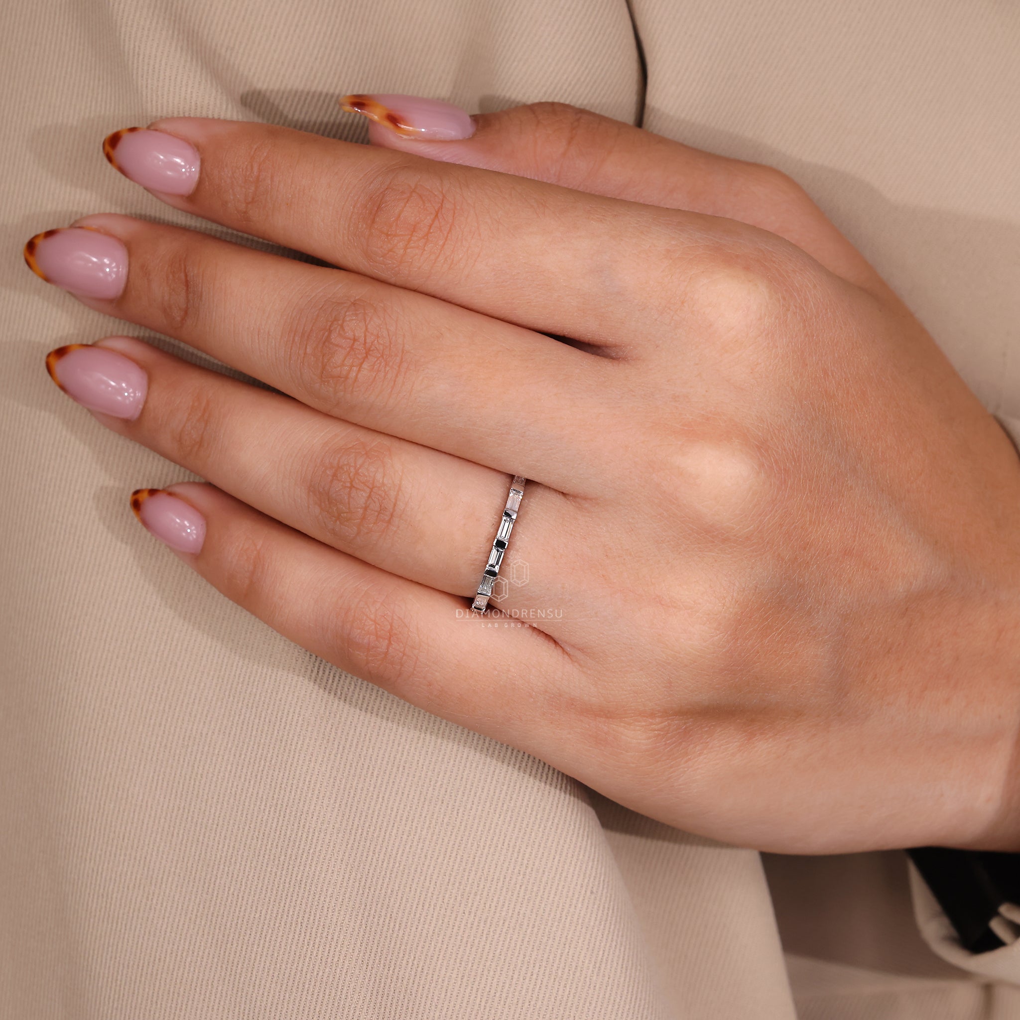 Diamondrensu UK band showcasing bar set lab grown diamonds.