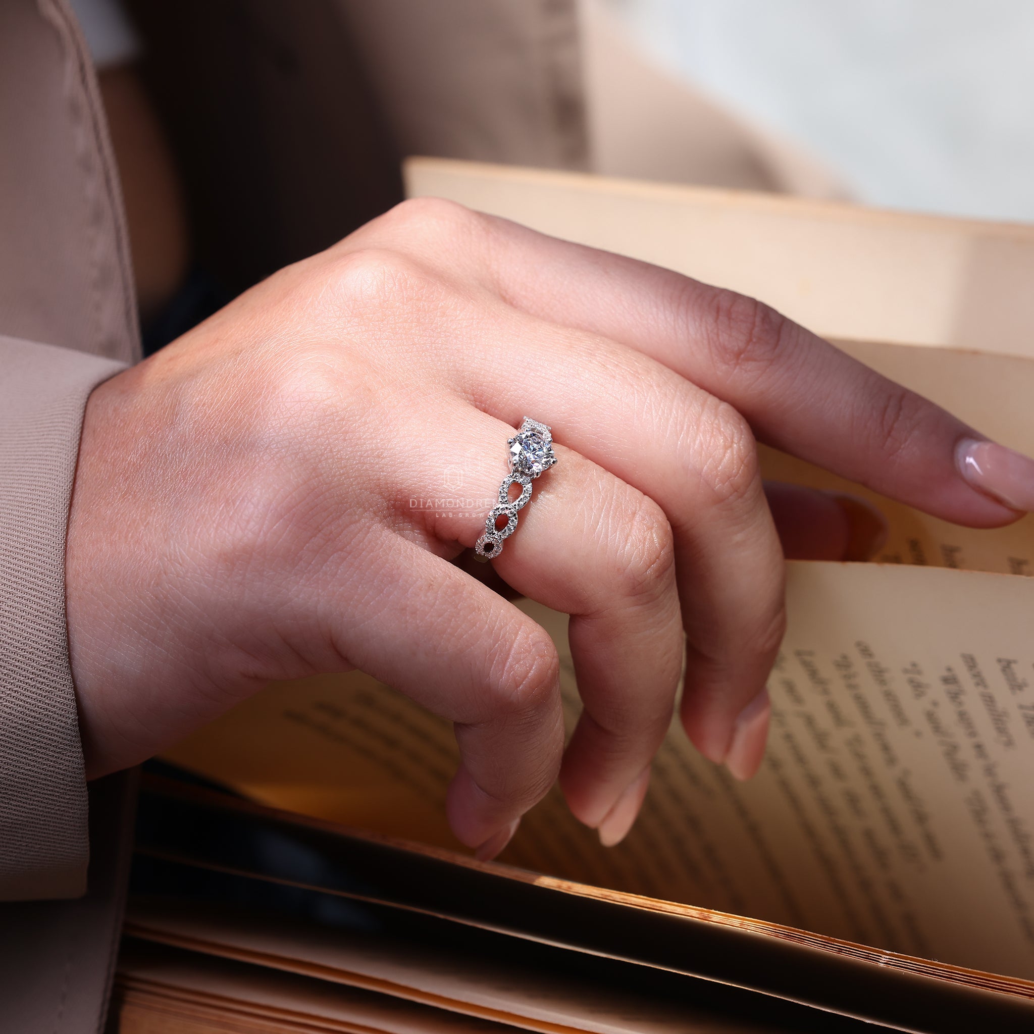 Buy engagement ring with IGI certified Lab Grown Diamond from Diamondrensu UK.