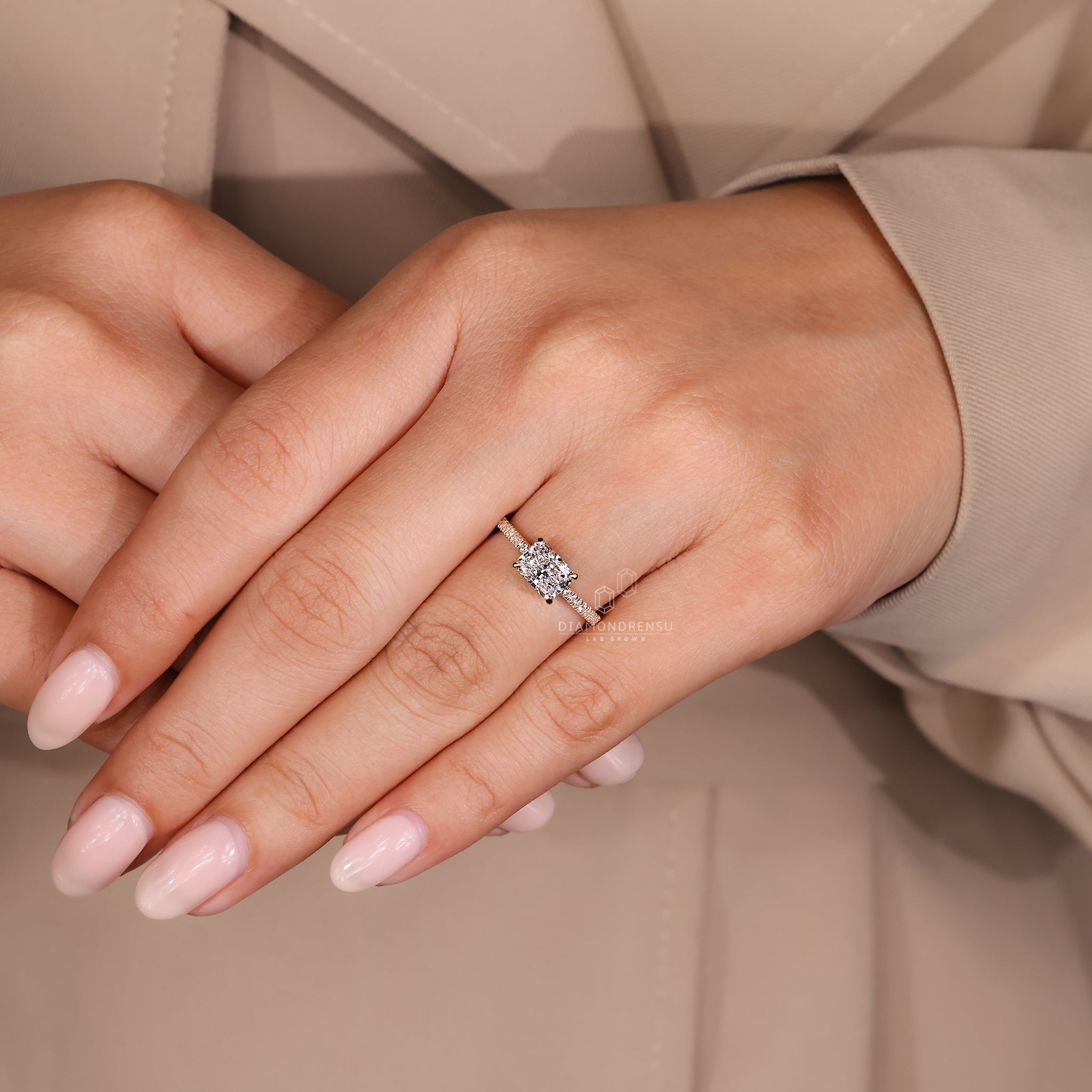 Elegant diamond ring with prong setting