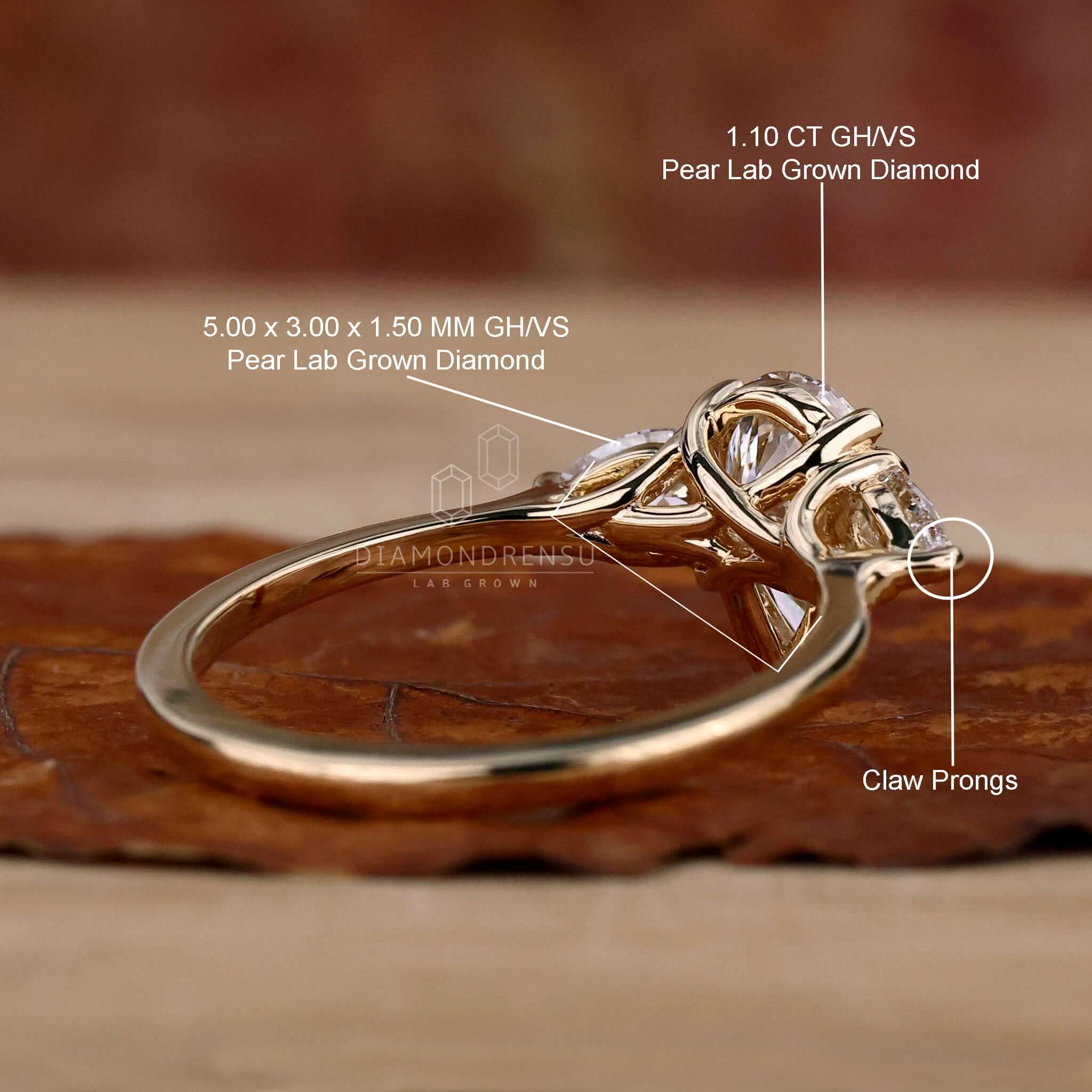 Diamondrensu UK ring crafted in pear shaped ring style.