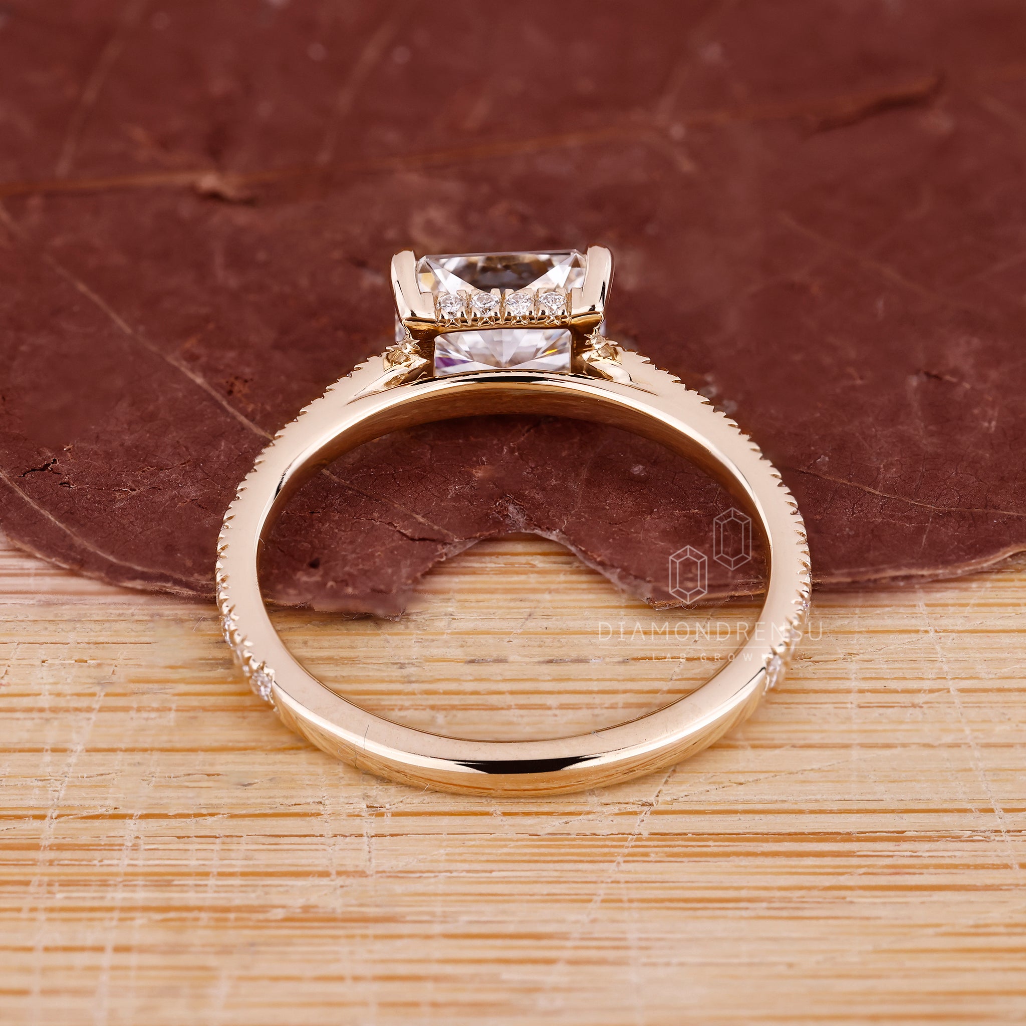 Classic engagement ring with round diamond and gold band