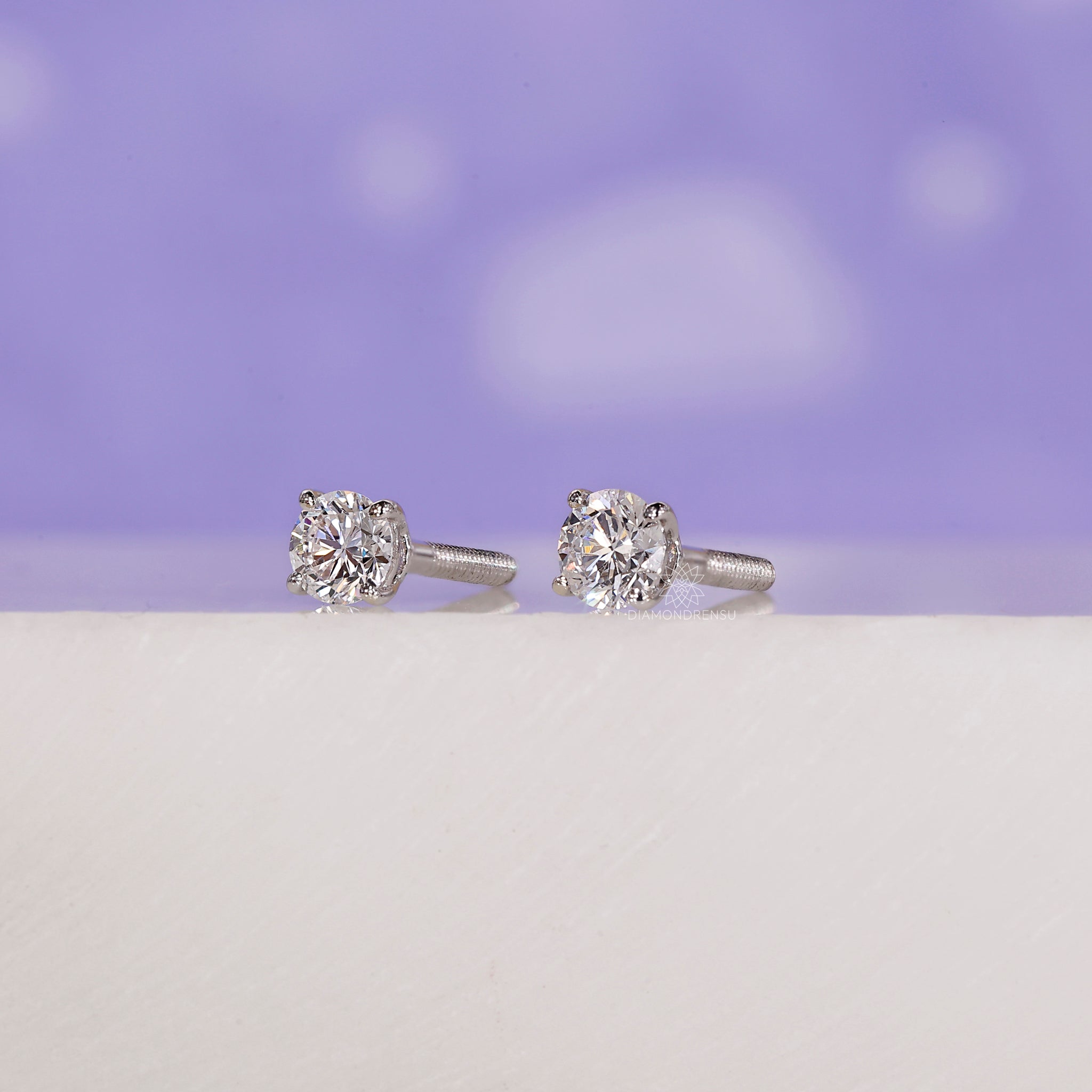 Elegant white gold stud earrings.