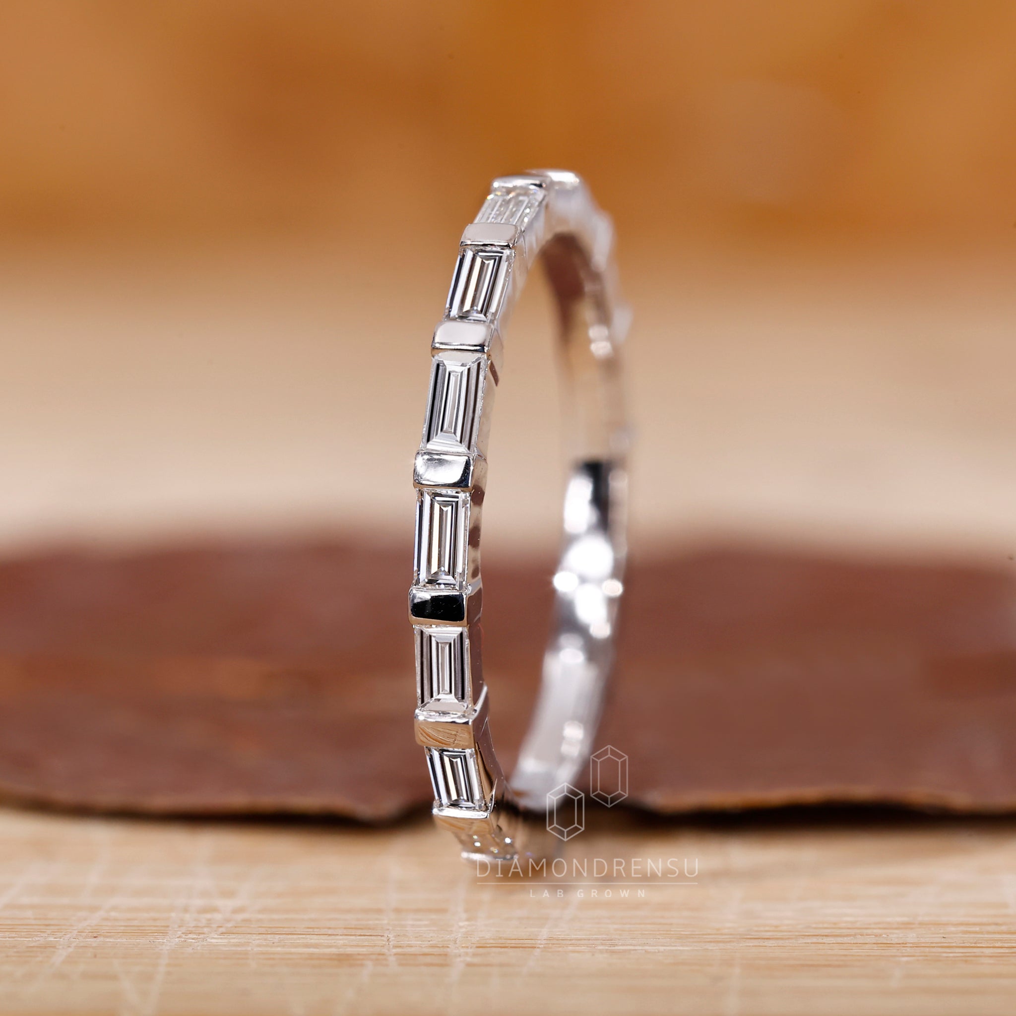 Buy wedding band in white gold with bar set baguette details.