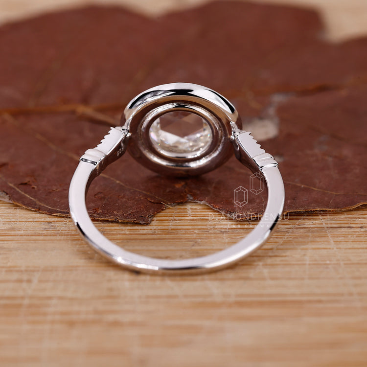 Diamondrensu UK engagement ring crafted with prongs.