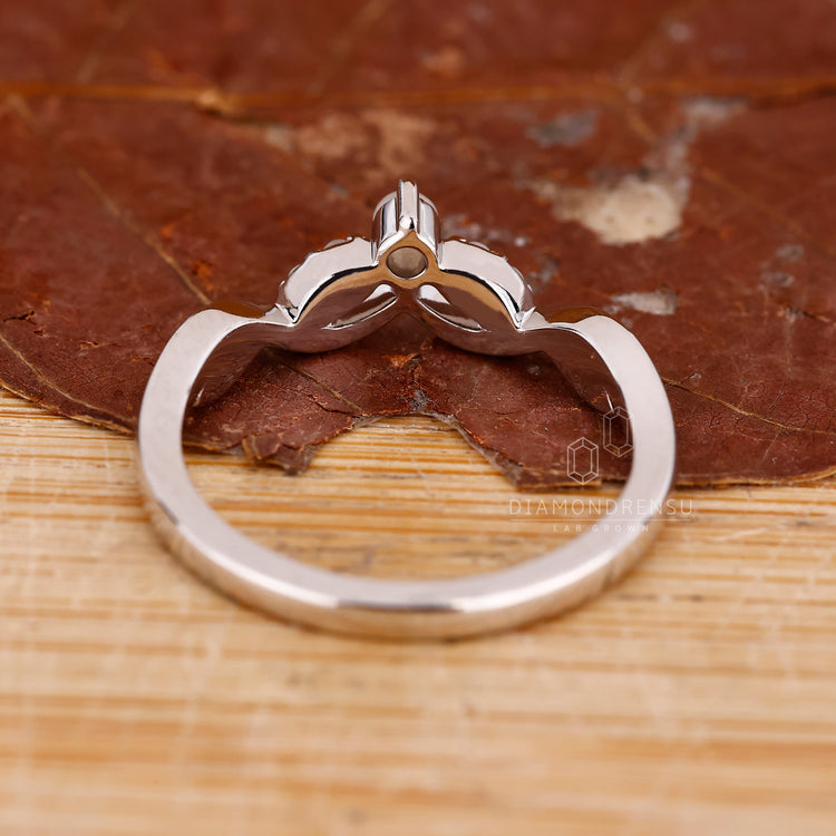 Diamondrensu UK wedding band with vintage look.