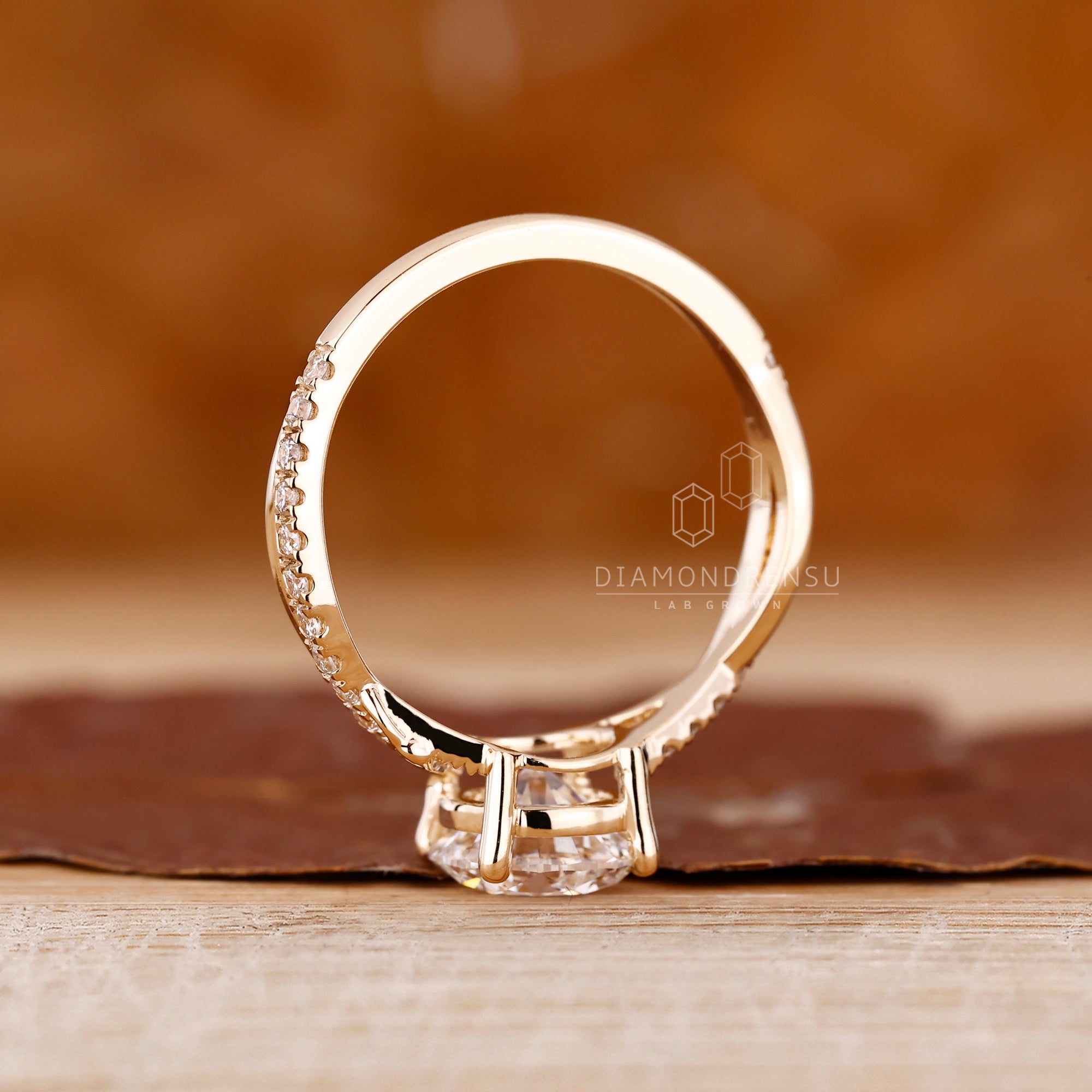 Diamondrensu UK engagement ring with nature inspired style.