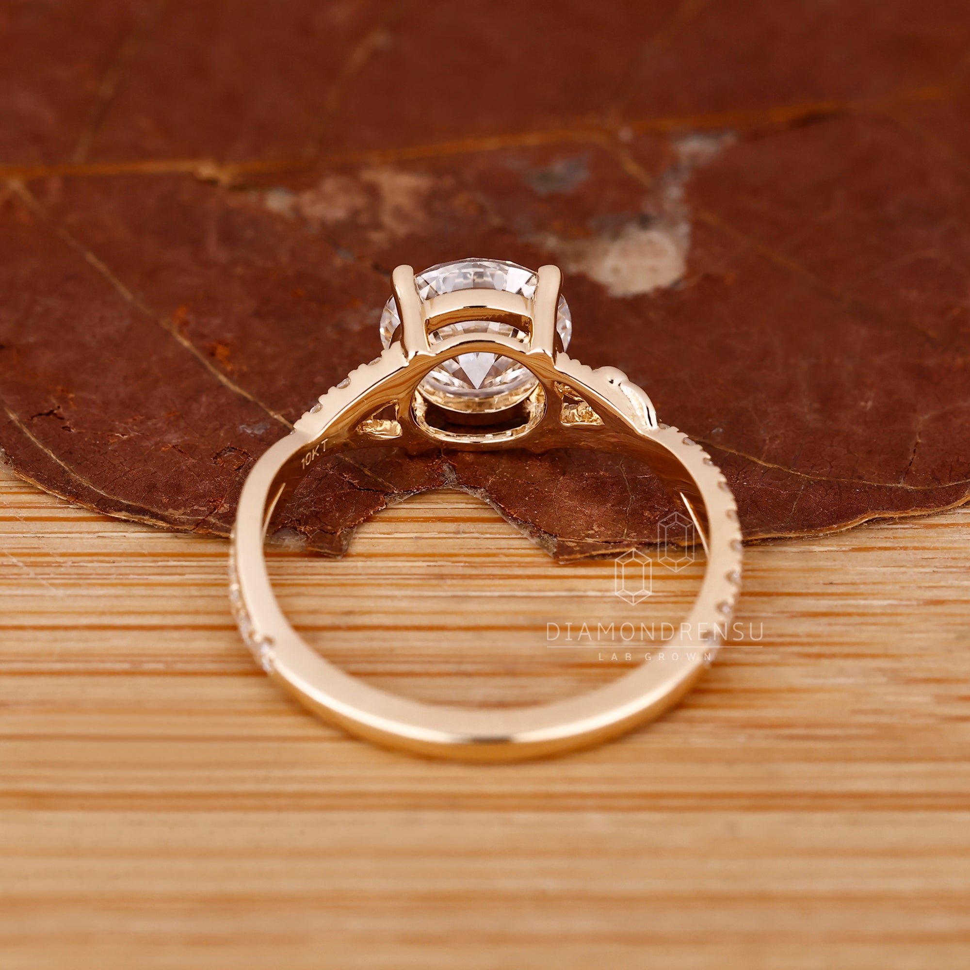 Buy engagement ring with round diamond and twist band.