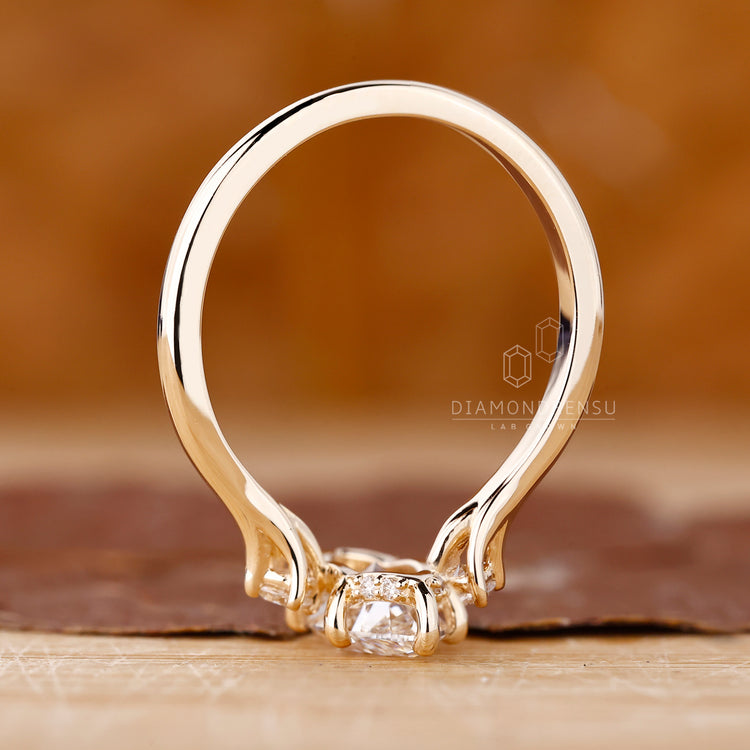 Elegant yellow gold ring with six prong setting
