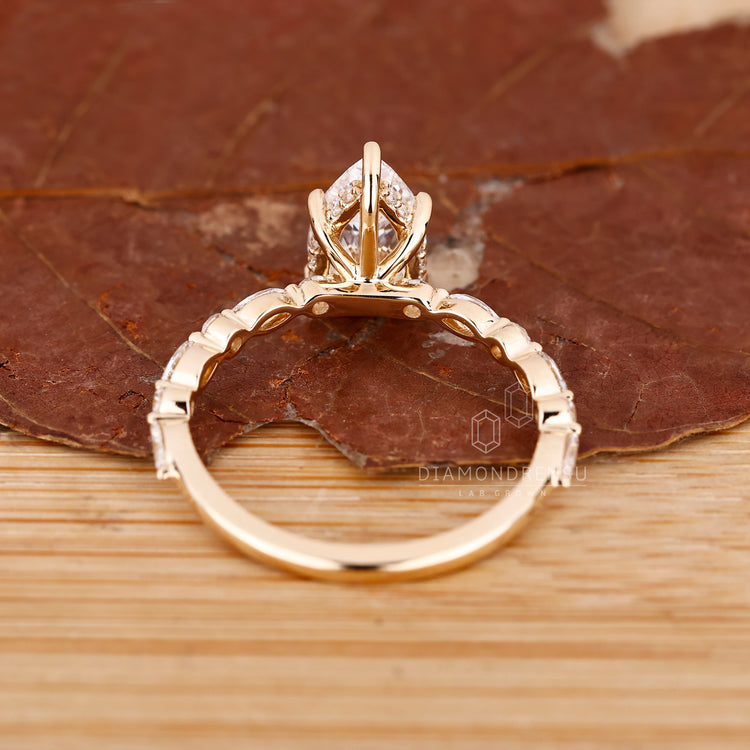 Unique ring in yellow gold with pear cut diamond.