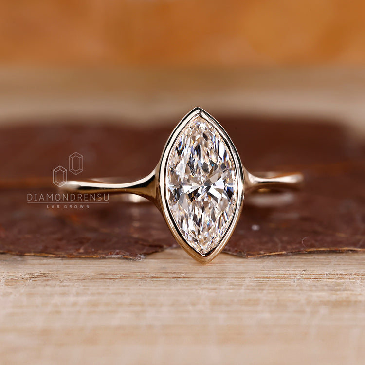 Pinched shank ring with refined detailing.