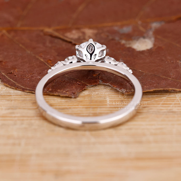 IGI certified diamond in 5 round cut diamond ring.