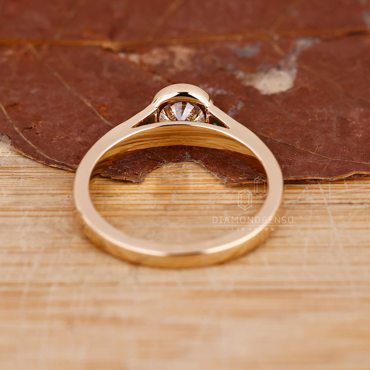 Diamondrensu UK engagement ring in yellow gold ring finish.