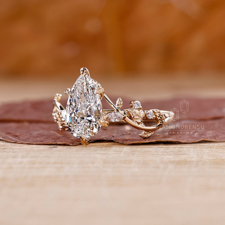 Yellow Gold engagement ring with lab grown diamond stone.