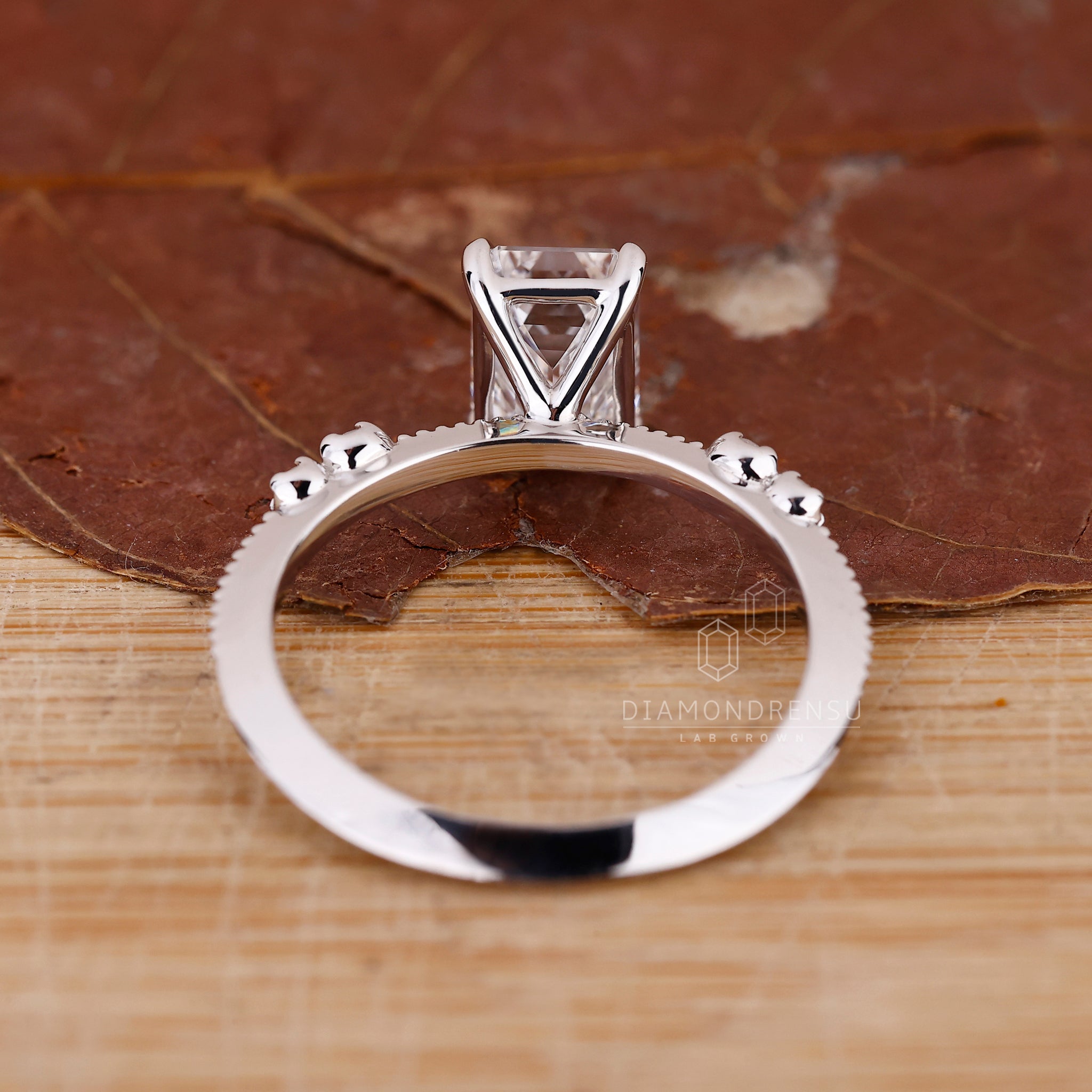 Diamondrensu UK engagement ring made with prong setting.