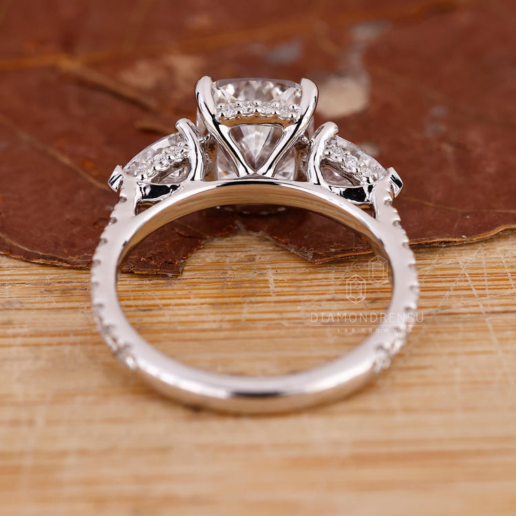 Diamondrensu UK Engagement Ring crafted in prong and pave setting.