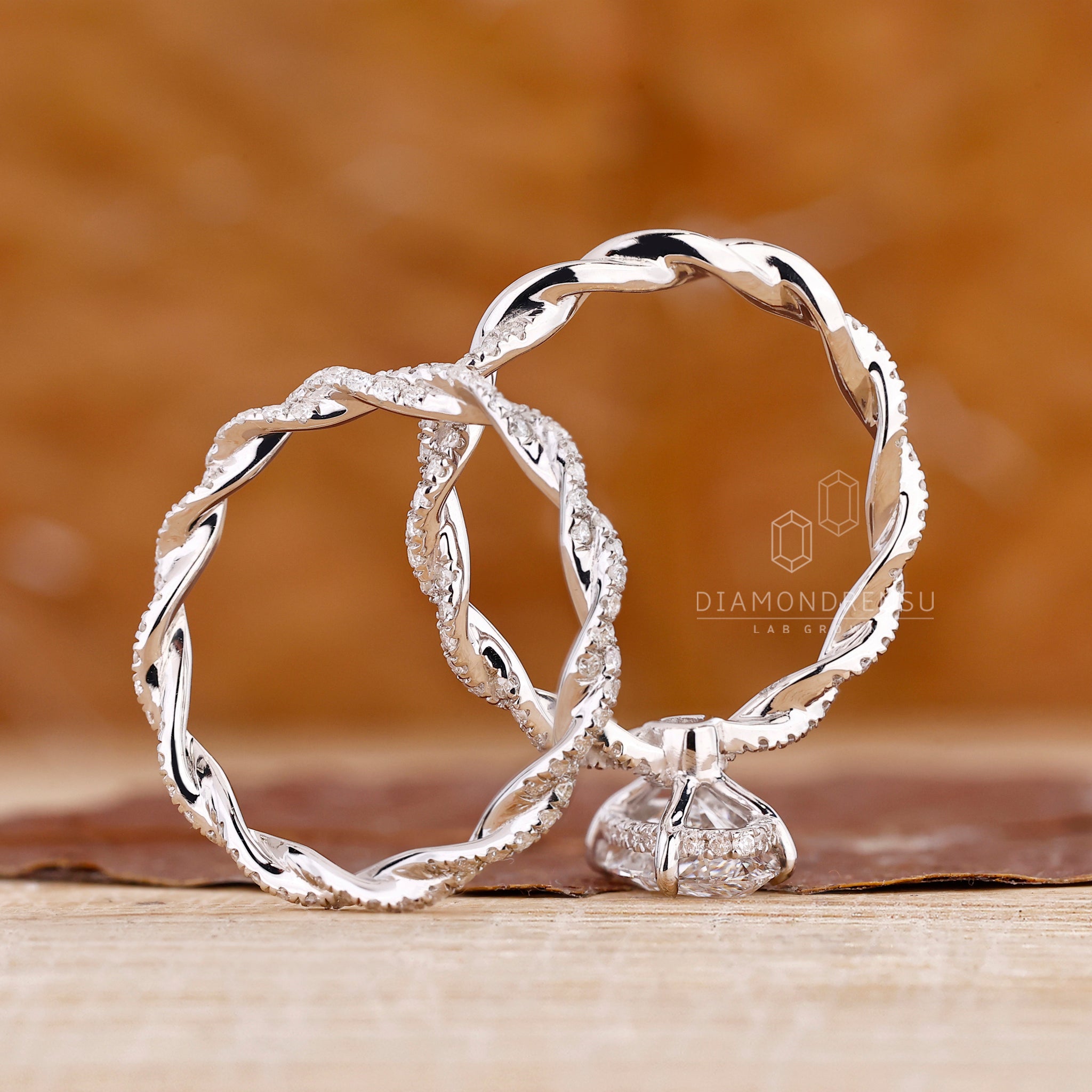 Handmade bridal set with twisted diamond band in white gold.