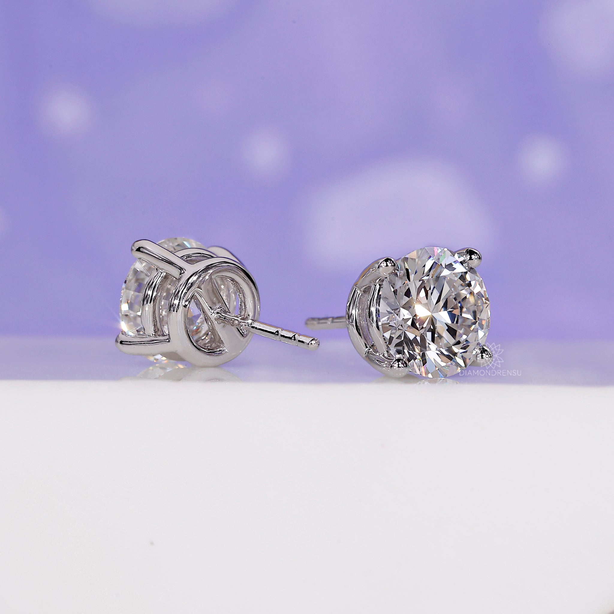 Elegant 4 carat stud earrings in gold.