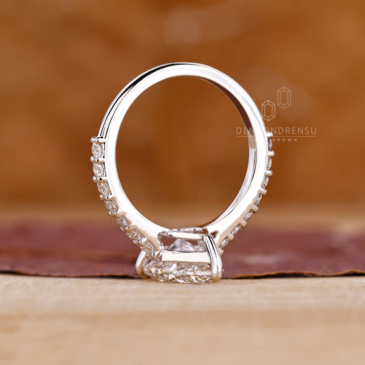 IGI certified diamond in 3 claw prong setting ring.
