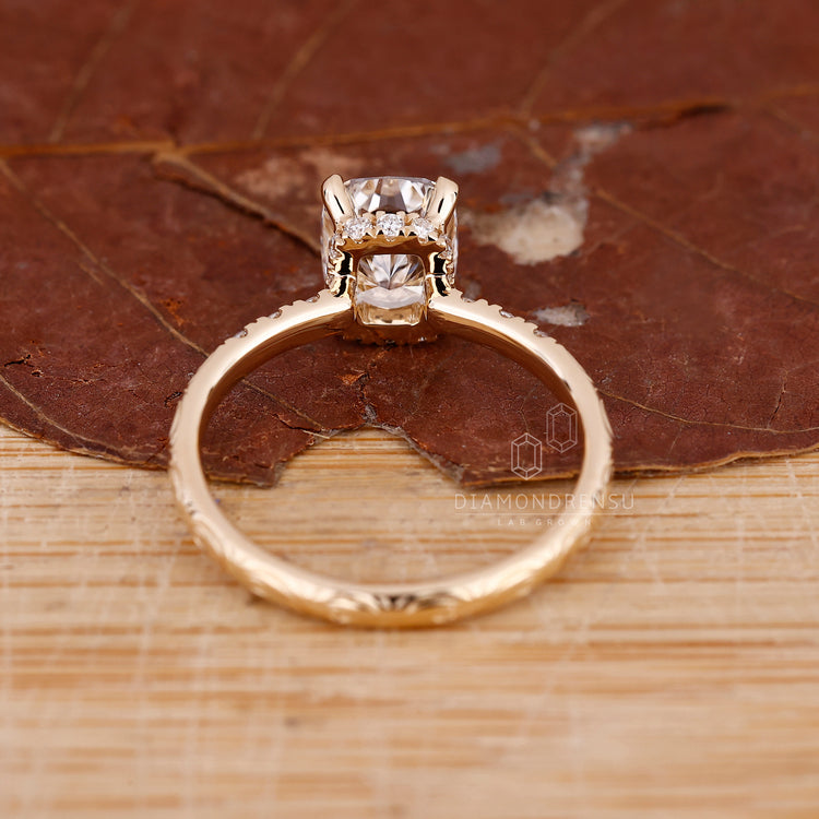 Open gallery ring allows more light to enter.