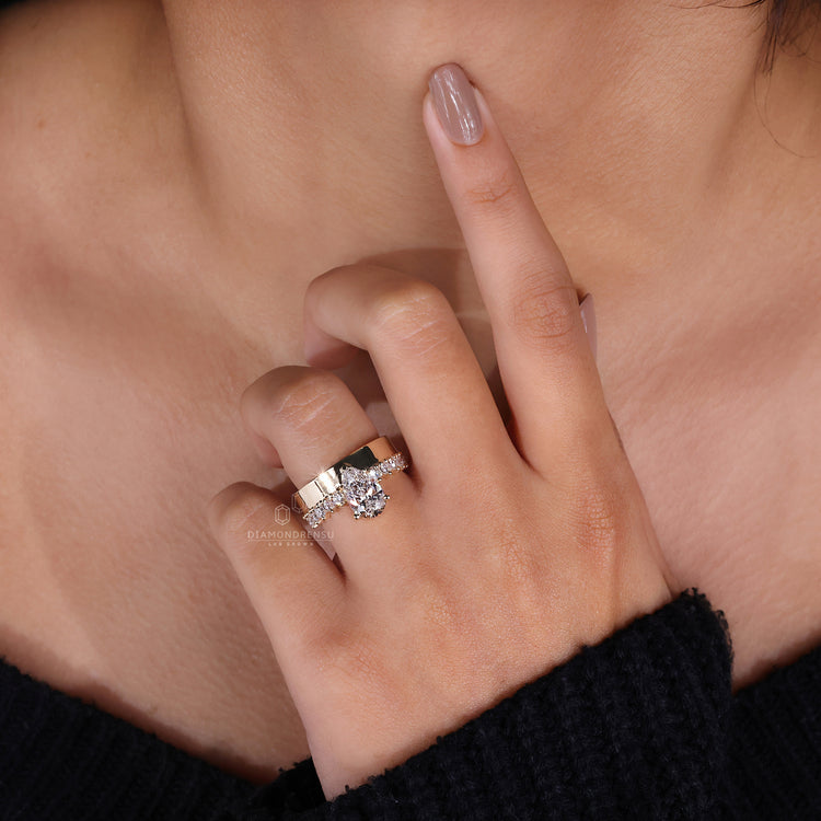 Round cut diamond ring in yellow gold ring
