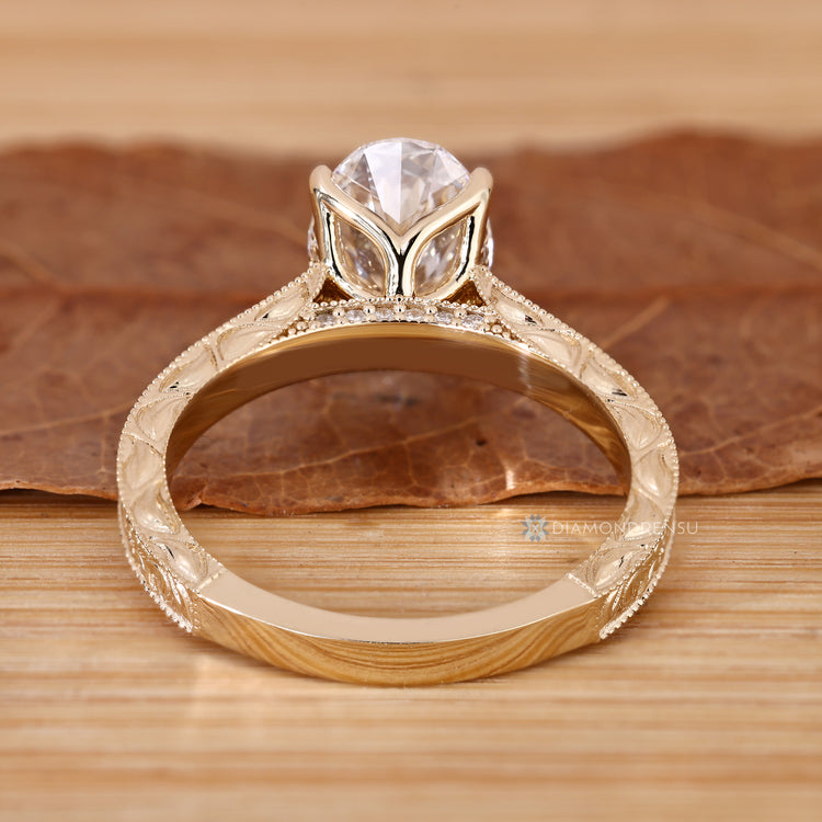 Vintage style oval ring with four claw prongs.