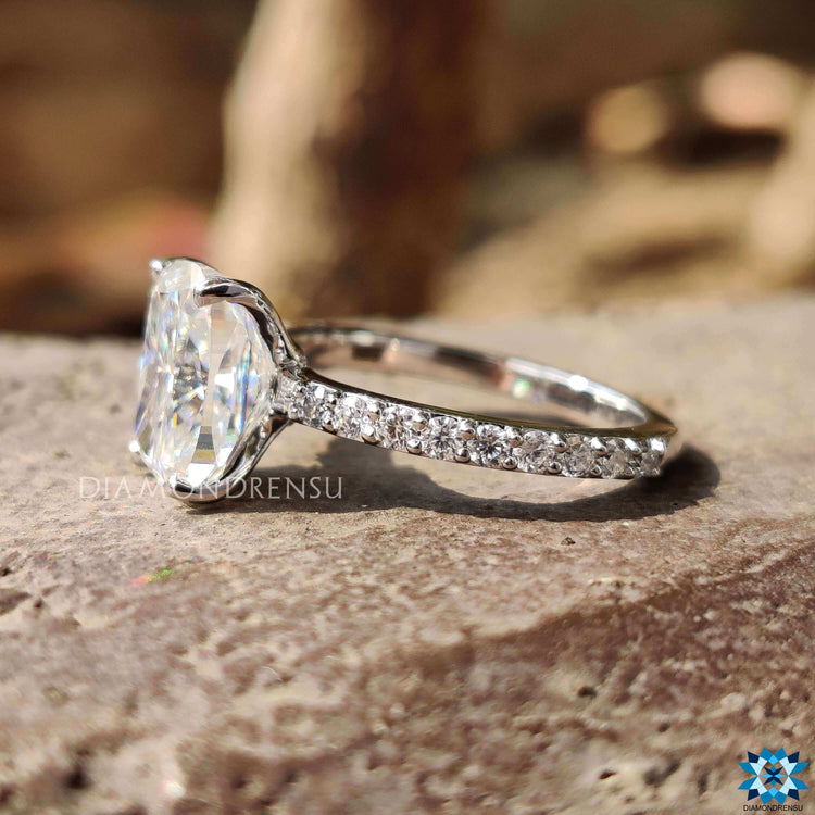 Round cut accent stones on pave engagement ring.
