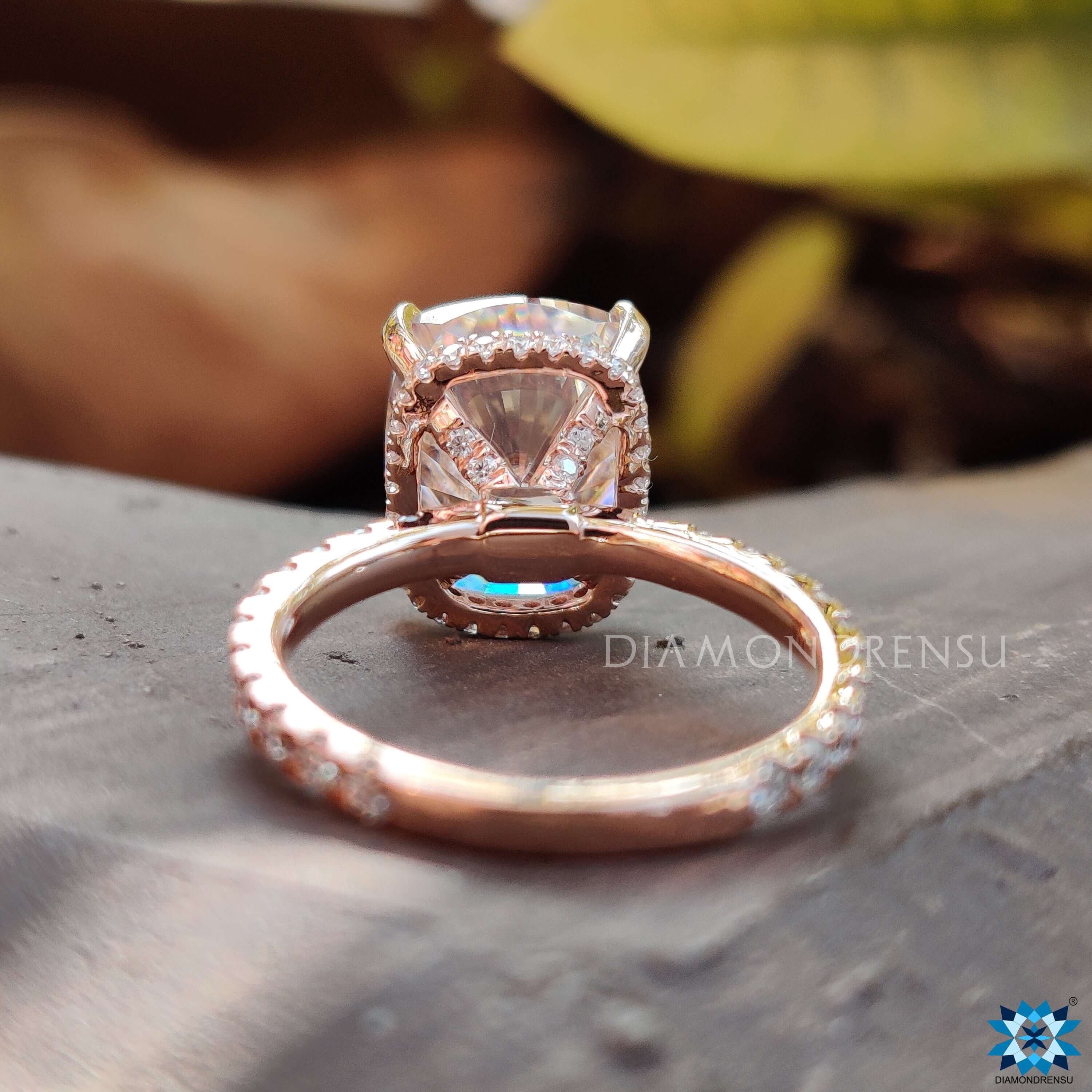 4 Claw Prong Set engagement ring with a timeless look.