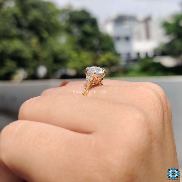 Diamondrensu UK round moissanite ring with prong setting.