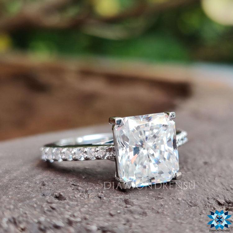 Trellis setting ring in white gold with radiant moissanite centre.