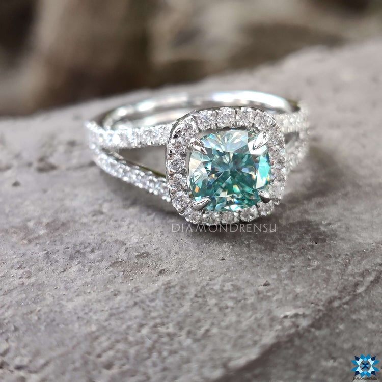 Round cut side stones on a moissanite ring.