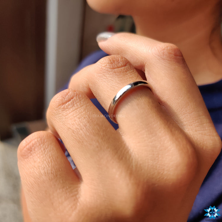 Classic white gold band with a sleek and modern look.