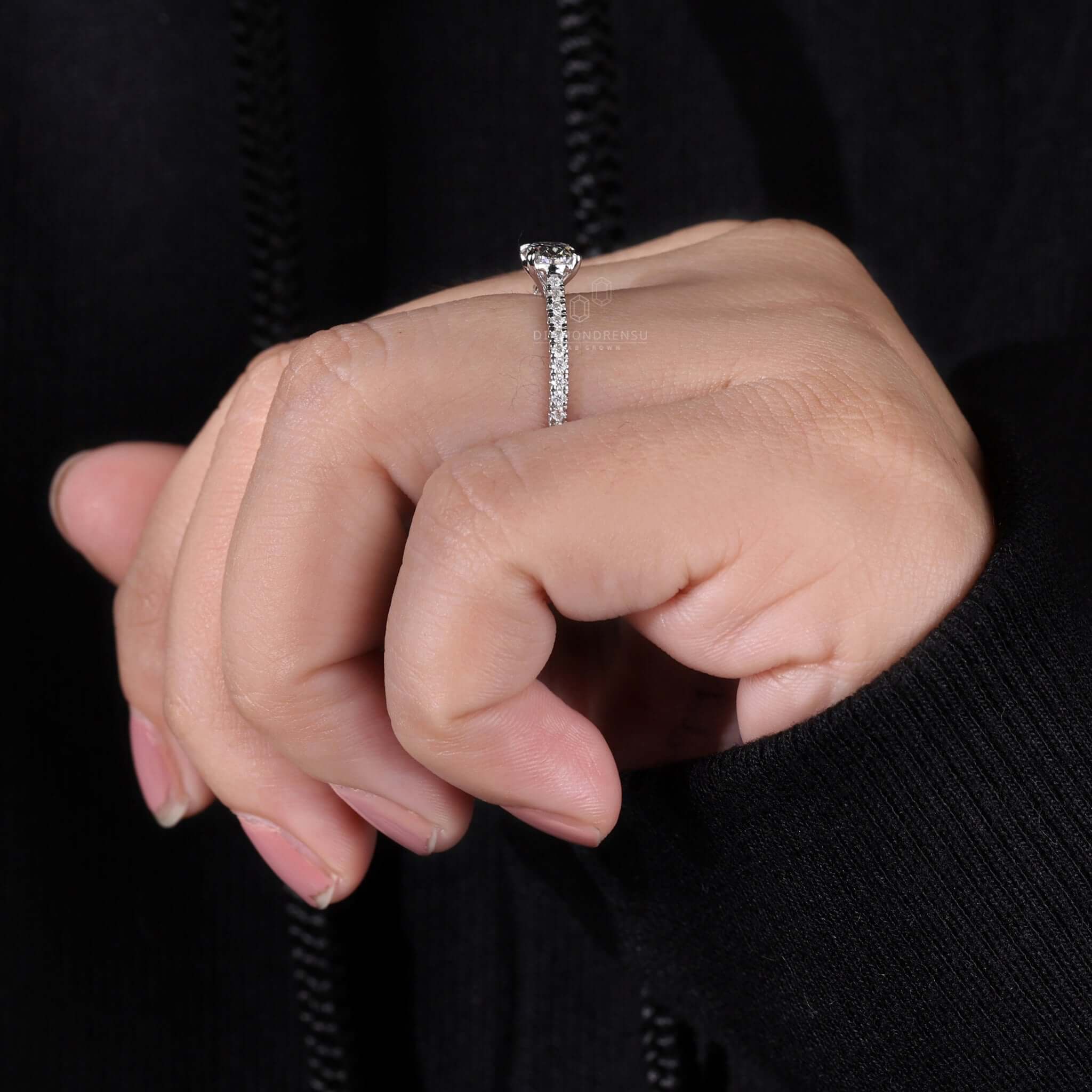 Claw prong engagement ring with a delicate prong band