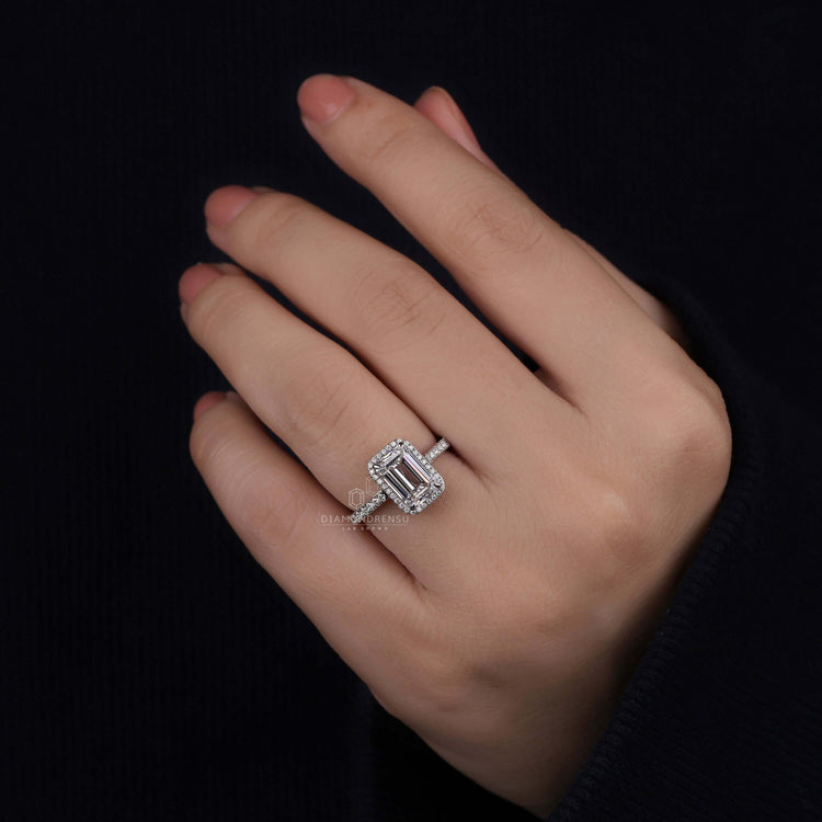 Halo ring with diamonds and emerald for a sophisticated look