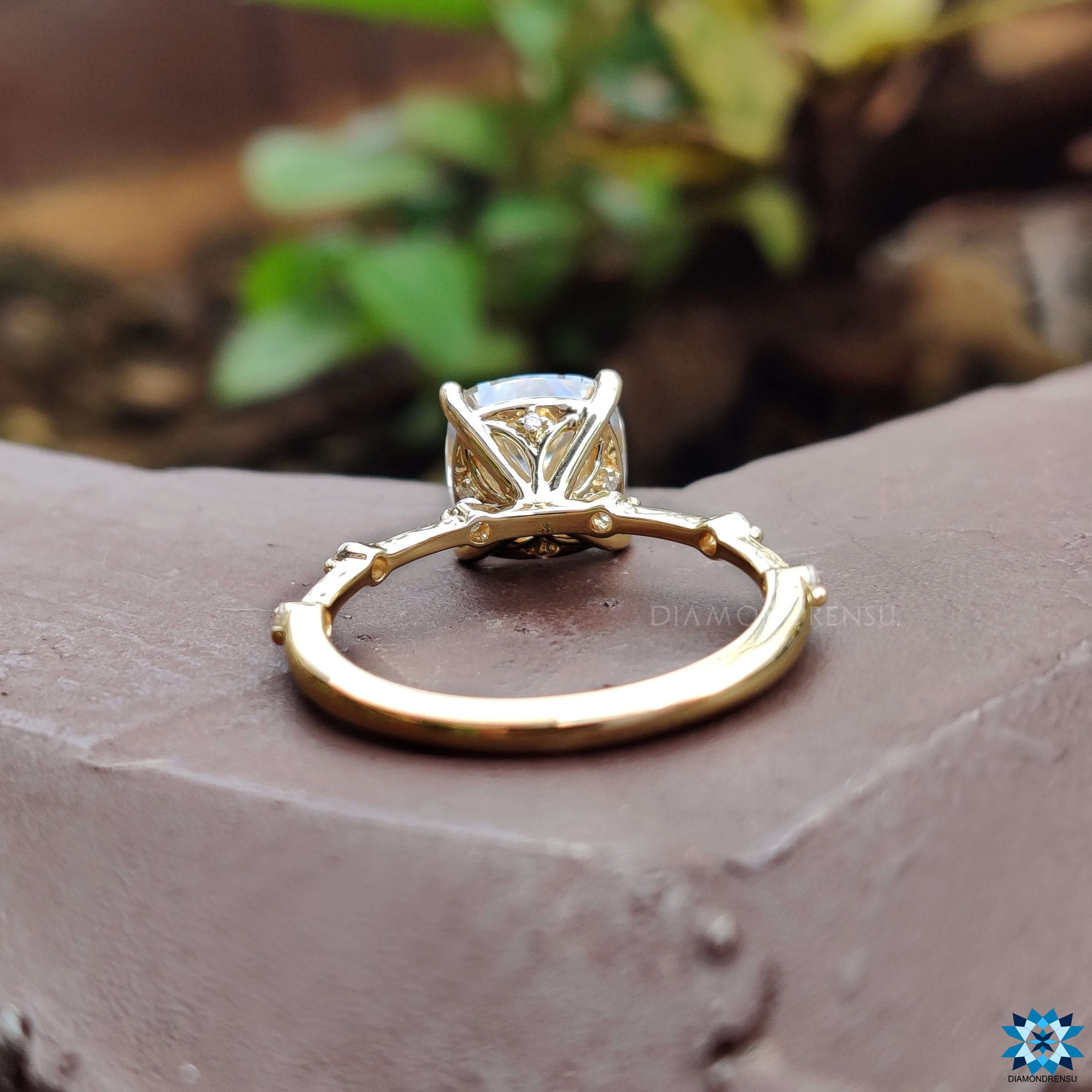Round cut pave band ring in yellow gold.