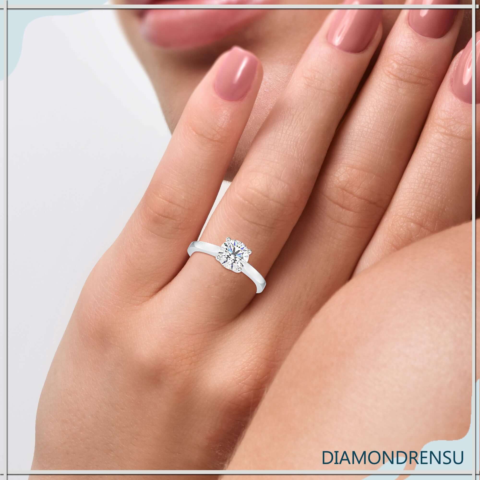 Round diamond solitaire ring in white gold, IGI certified.