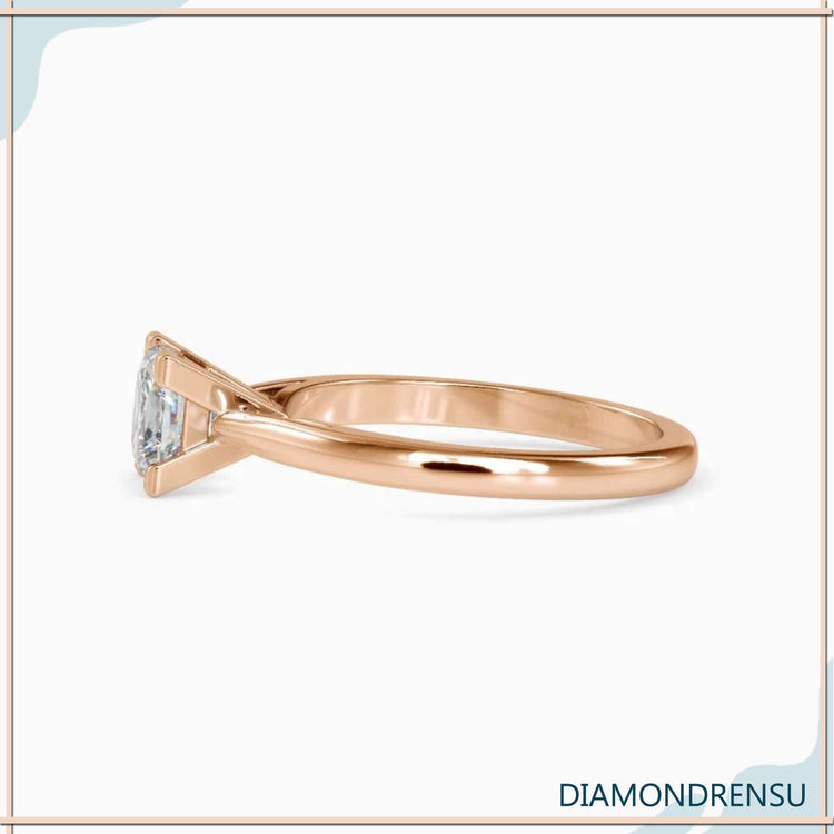 Solitaire engagement ring in rose gold with IGI certified diamond.