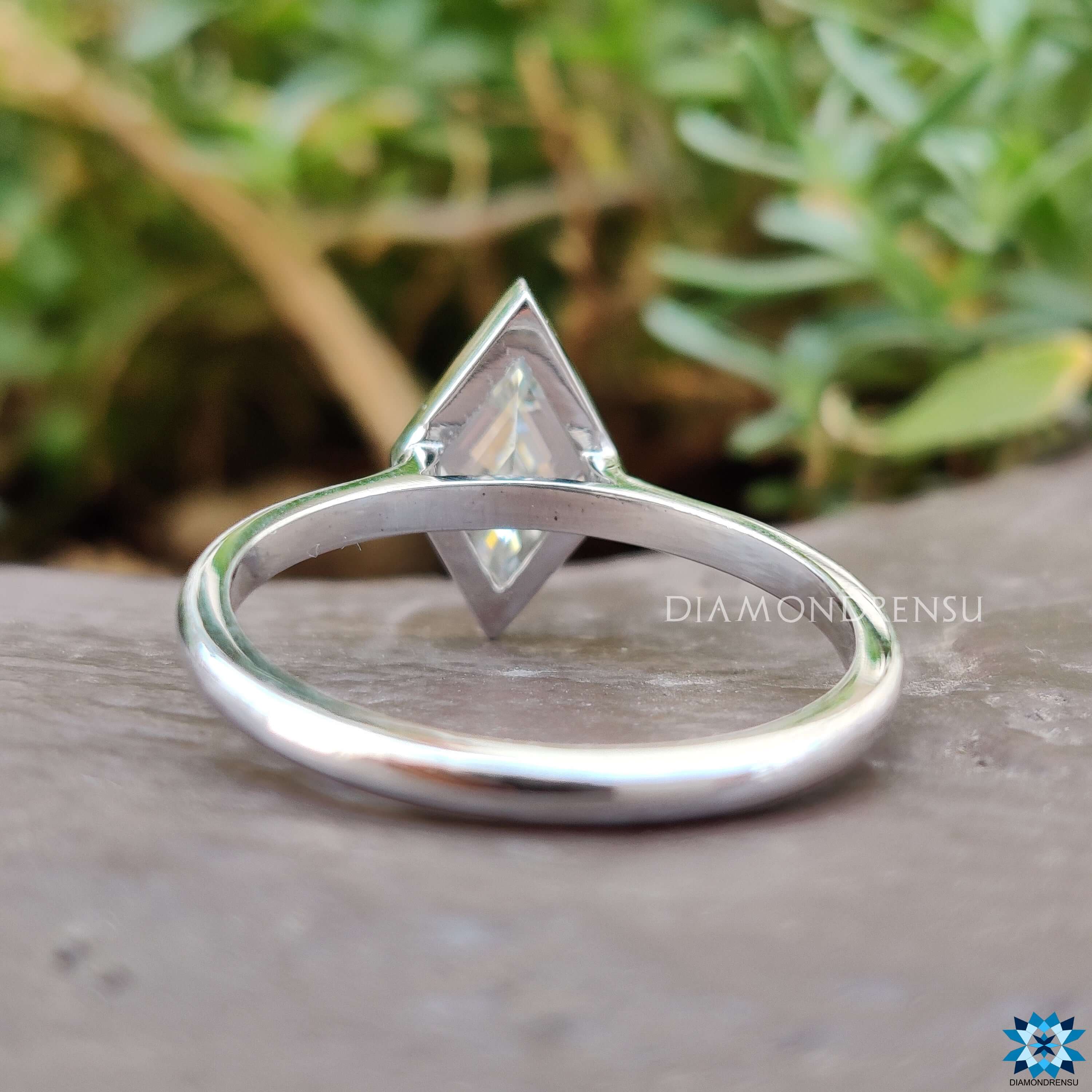 Diamondrensu UK white gold moissanite engagement ring.