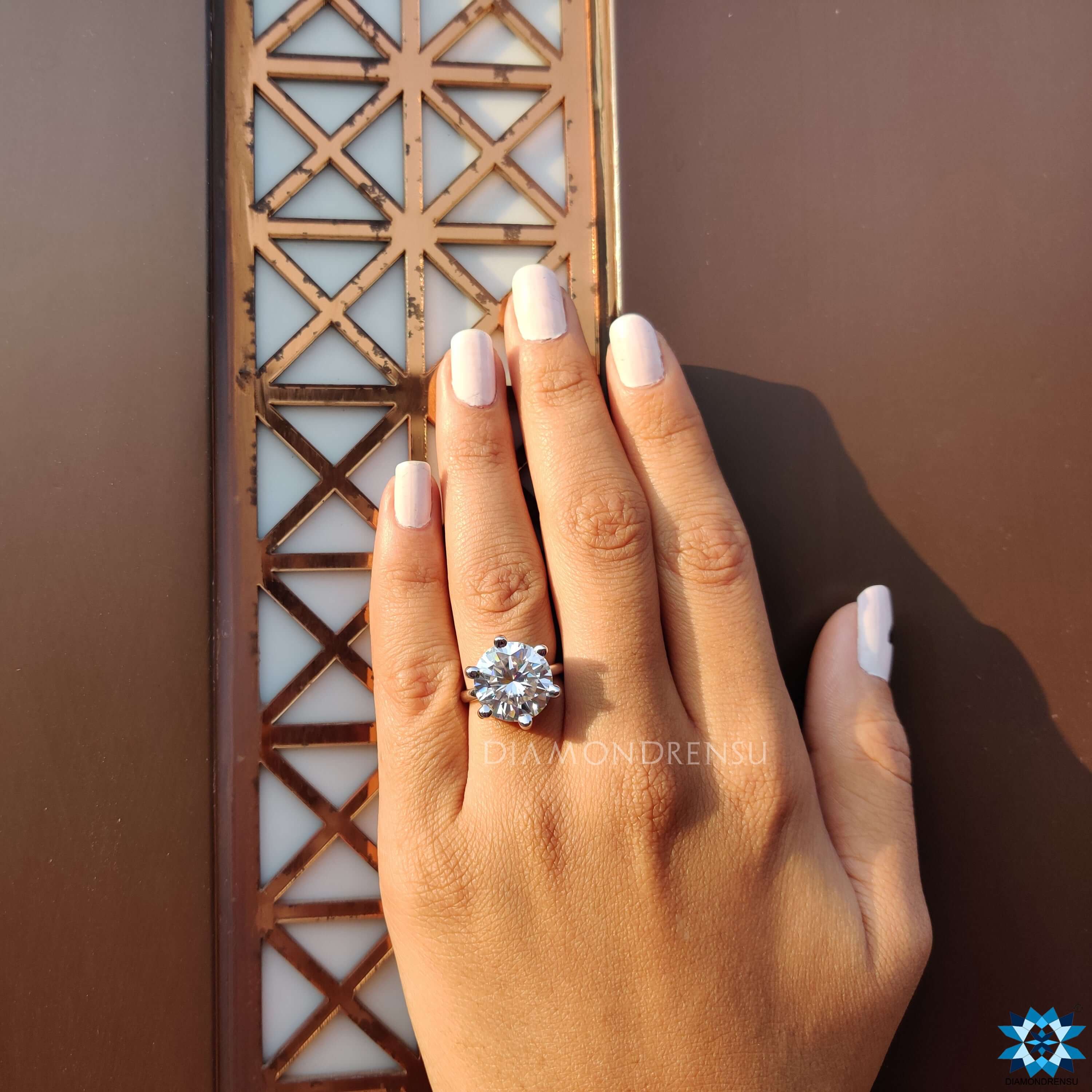 Diamondrensu UK ring with solitaire engagement ring style.