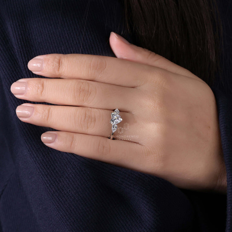 3 diamond engagement ring showcasing modern elegance and stunning clarity.